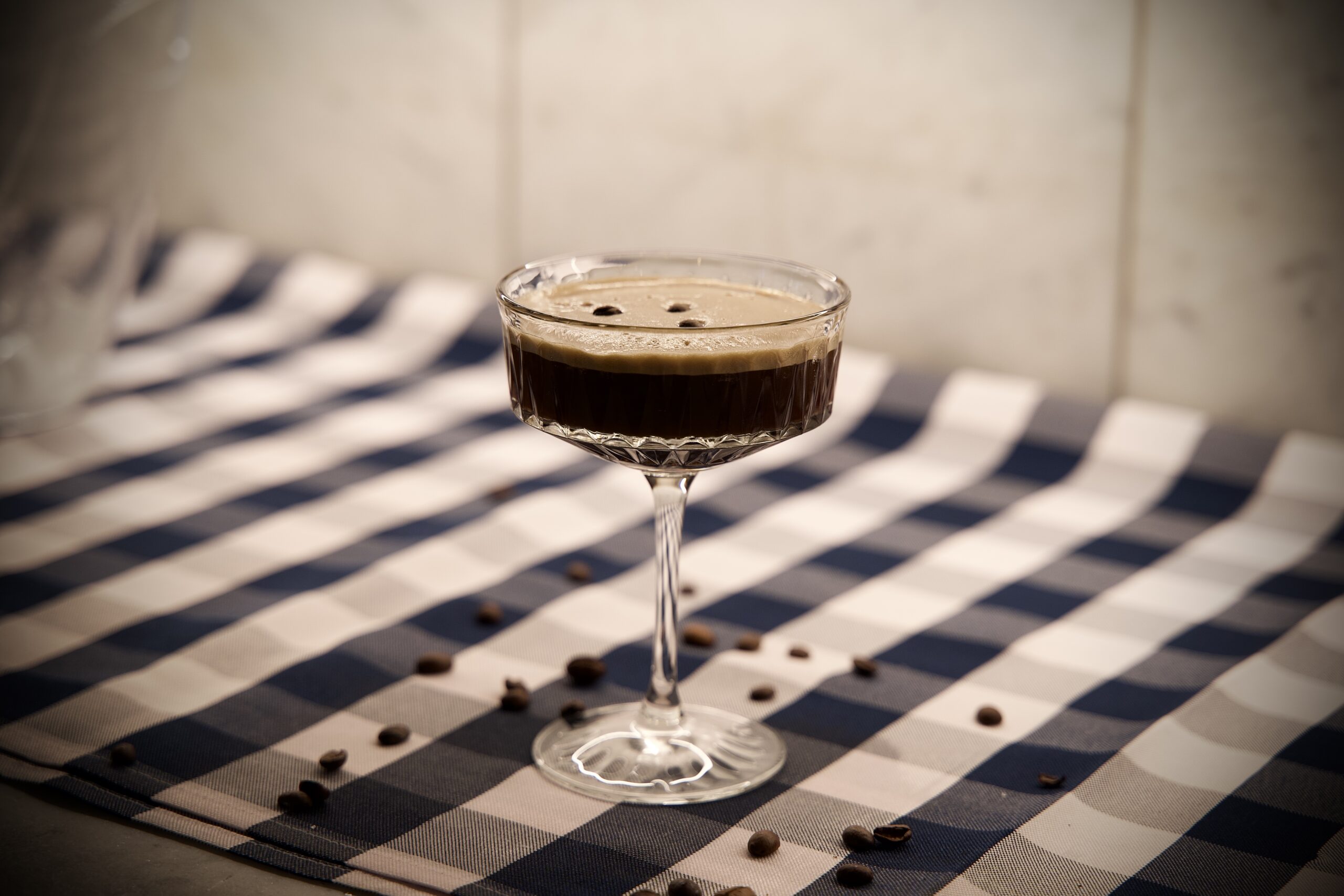 Espresso martini på rutigt bord