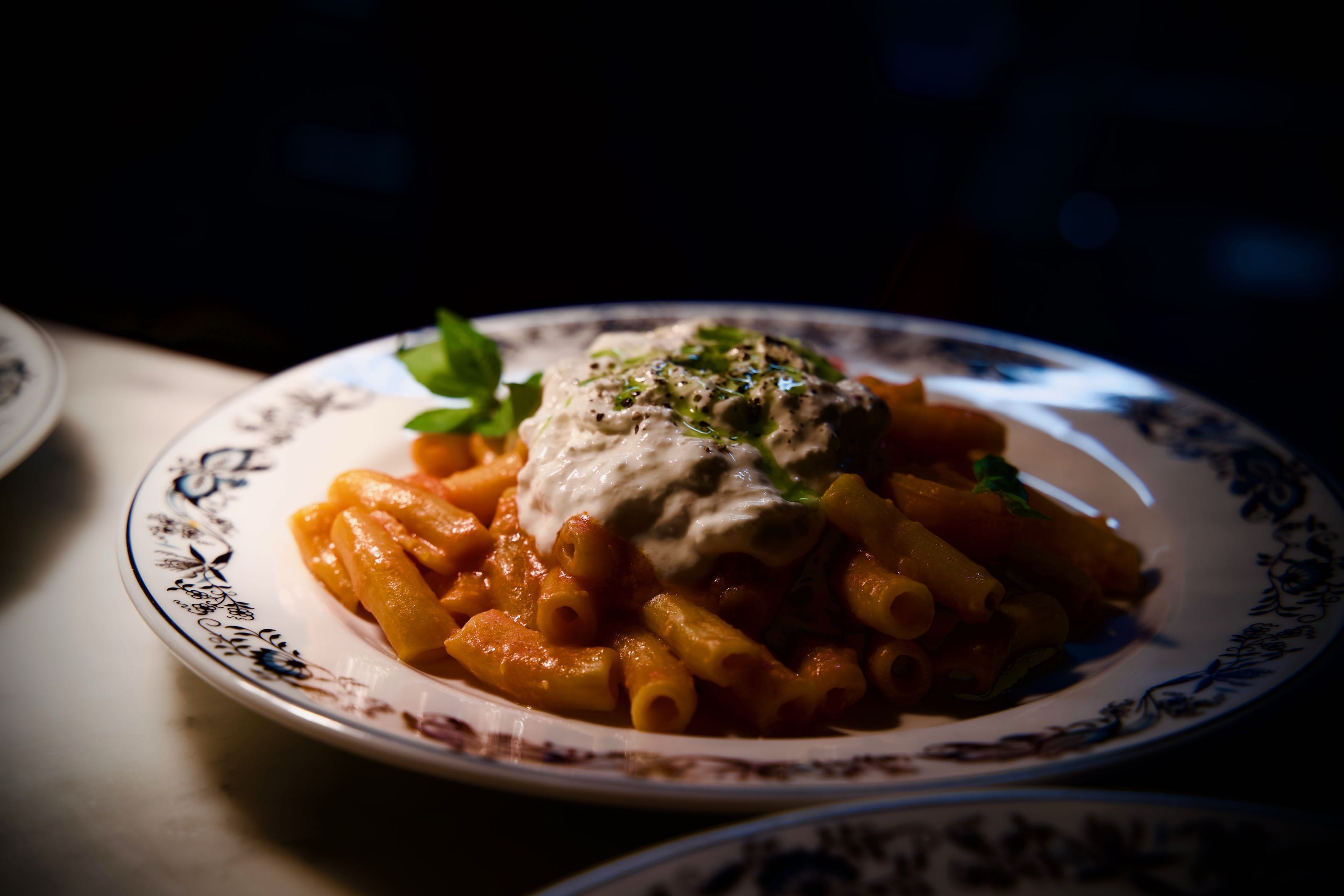 Pasta Arrabbiata med burrata på tallrik