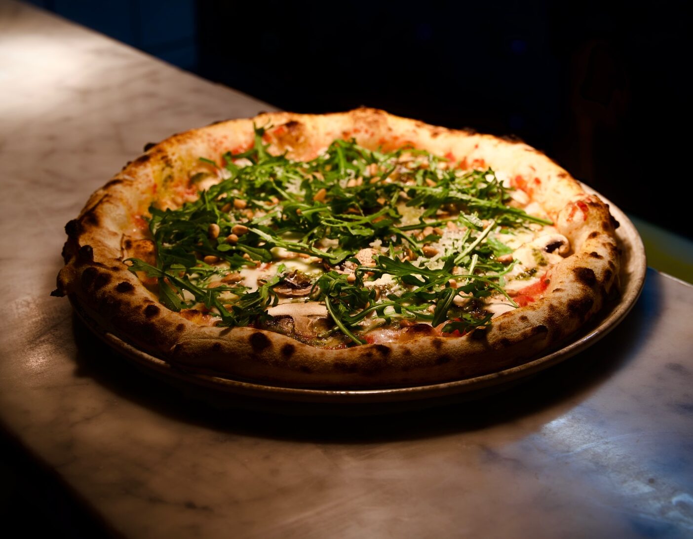 Pizza med färska örter